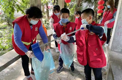 青少年义务捡垃圾 开展环保公益活动|环保_新浪新闻