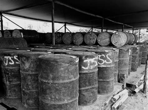 Metallic barrels in shade | Premium Photo