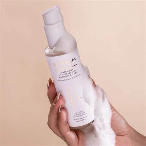 Face Wash Hyaluronic Acid & Vitamin E, C & B5 – The Botanical Theory