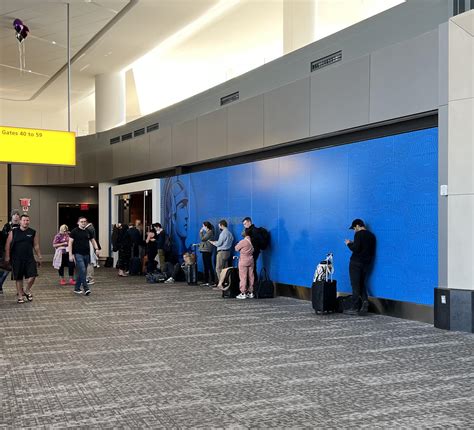 Line for LGA Centurion Lounge 10/16 : r/AmexPlatinum