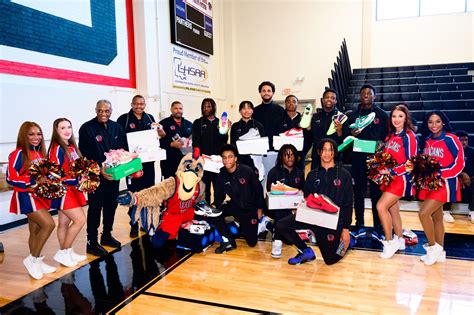 Photos: Jeremiah Robinson-Earl and his father gift basketball shoes to ...