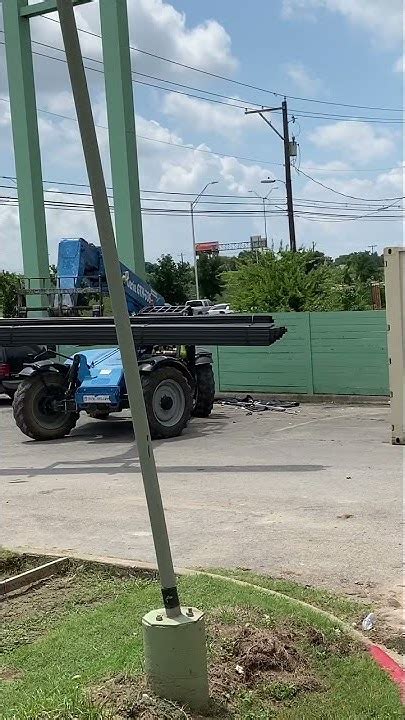 Telehandler Falling Over 的图像结果