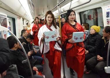 南京志愿者着汉服走进地铁向市民宣传阅读_新闻中心_中国网
