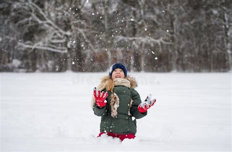 雪天漫步中玩雪的快乐女孩 库存照片. 图片 包括有 室外, 乐趣, 手套, 童年, 冻结, 敬慕, 节假日 - 231100364