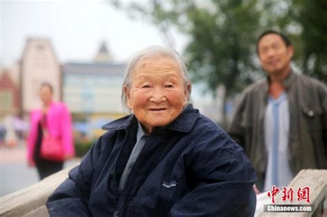 网吧“惊现”80岁老太太玩游戏 一边喝酒一边唱歌_www.3dmgame.com