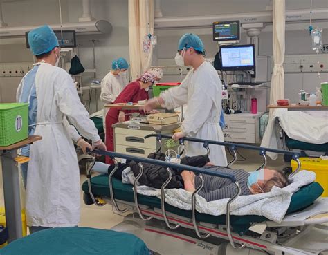 “永远为患者多准备一张床”，记者走进北京协和医院急诊科 - 头条新闻 - 健康时报网_精品健康新闻 健康服务专家