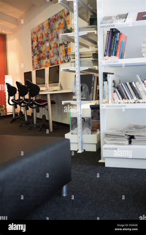 Empty Computer Room 的图像结果