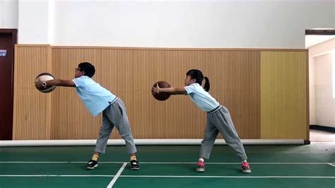 篮球教学视频：1分钟教会你双手击地传球的技巧_腾讯视频