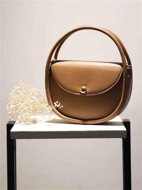 Round And Refined Chic Handbag – KAZO