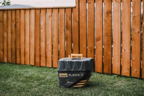 Staining a Fence with a Sprayer! DIY Tips - Lemon Thistle