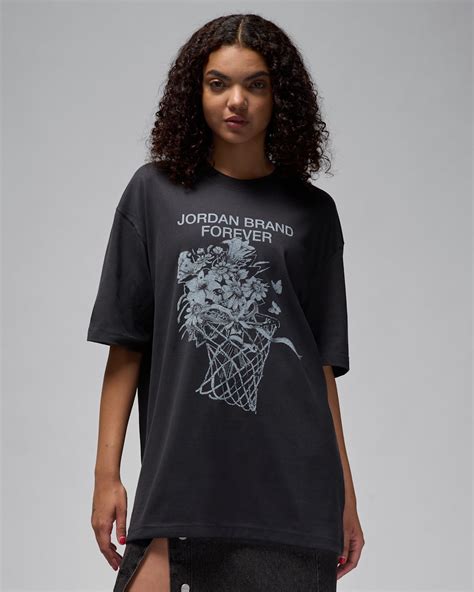 Jordan Women's Oversized Graphic T-Shirt. Nike IN