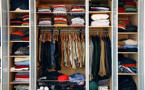 柜子的衣服怎么摆放,柜子里怎么放衣服合理,两层衣柜如何放衣服_大山谷图库
