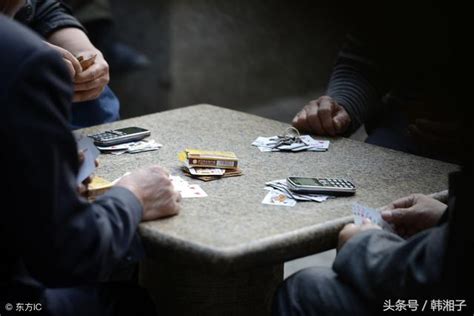 年轻人在打牌手砍高清图片下载-正版图片305564022-摄图网