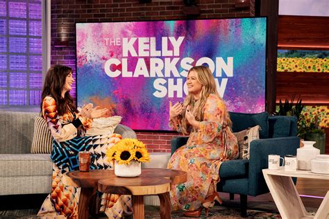 Kelly Clarkson Show: Watch Anne Hathaway Sing Since U Been Gone