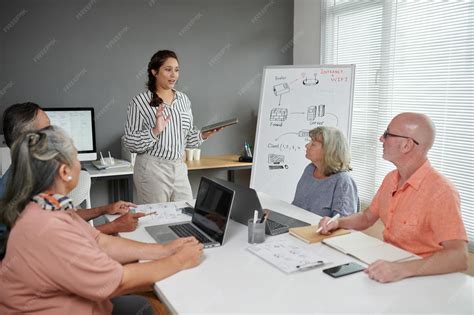 Enseignant Debout Devant Un Tableau Blanc Avec Un Schéma Dessiné Pour Expliquer Aux Personnes ...