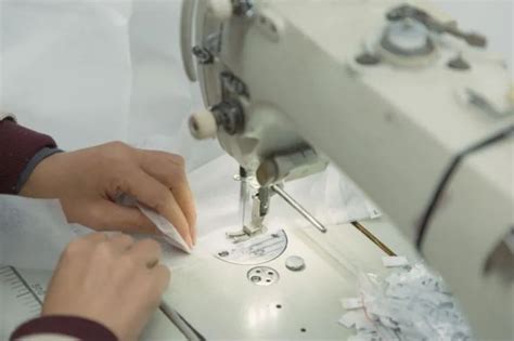 传统制衣八十年代裁缝师缝纫机缝制衣服摄影图配图高清摄影大图-千库网