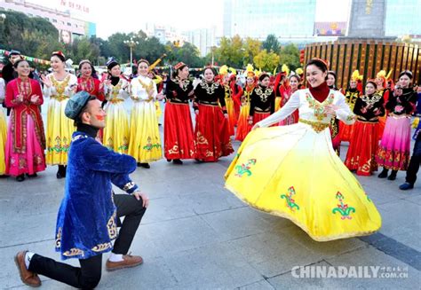 内蒙古开学日 学生穿袍子骑马上学-凤凰新闻