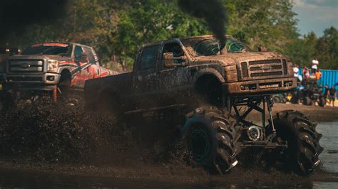 Big Trucks Mud Riding