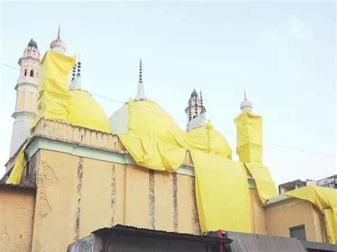 Shahjahanpur prepares for ‘Juta Maar Holi’, covers mosques with ...