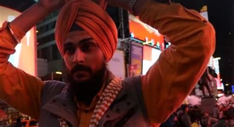 This Man Tied His Turban On A New York Street To Protest Hate Crimes