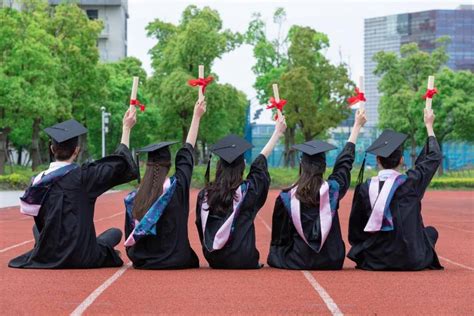 “凌绝之顶，与君共勉”-人文与社会科学学院举办2021届毕业生就业分享交流会 - 校园动态 - 新闻中心 - 哈尔滨工业大学（深圳）