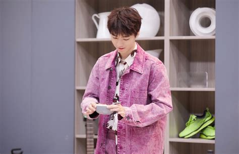 王俊凯穿粉紫色外套阳光帅气 内搭小龙虾衬衫时尚个性