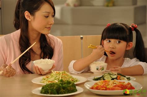 如何正确的养成小孩子自己吃饭的习惯|如何正确的养成小孩子自己吃饭的-综合资讯-川北在线