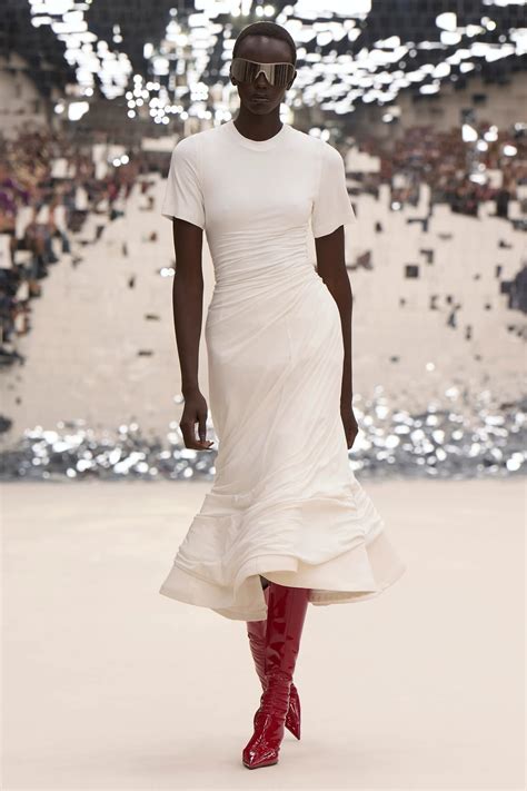 Kendall Jenner is bringing back summer's favourite outfit—a simple ...