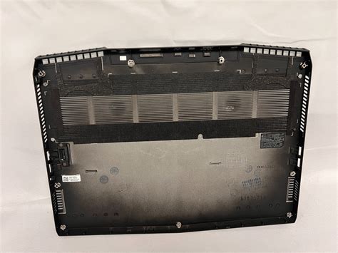 Alienware M15 R6 Back Panel Replacement 的图像结果