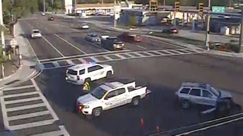 Crash blocking lanes at Bee Ridge and Tuttle