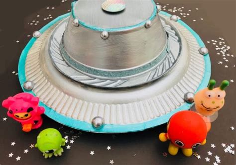 Paper plate alien spaceship craft | Arts & Crafts | Mas & Pas