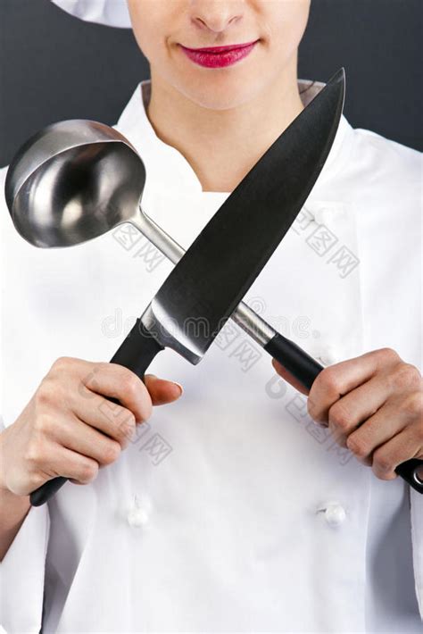 穿着制服的厨师拿着菜刀和勺子-包图企业站