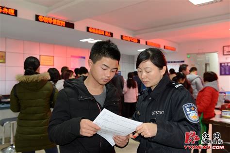 岳阳县公安局人口与出入境窗口迎来办证高峰_新浪新闻