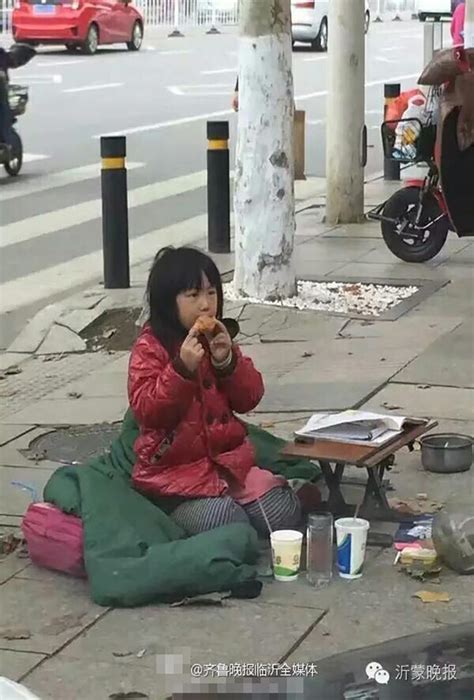 6岁小姑娘跟爸爸乞讨路边裹棉被写作业_腾讯网