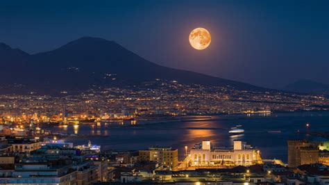 Full moon rises above Mount Vesuvius, Naples and Bay of Naples, Italy ...