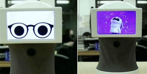 Robot That Communicates Through GIFs