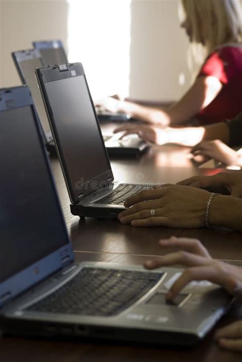 People Operating Computer 的图像结果