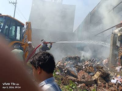 प्रयागराज: दफ्ती के गोदाम में लगी आग, मचा हड़कंप