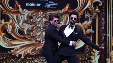 Shah Rukh Khan and Vicky Kaushal set the dance floor on fire with ...