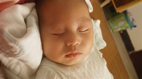 一条毛巾就可以让婴儿睡2小时，再也不担心宝宝惊醒，简单又好用 - YouTube