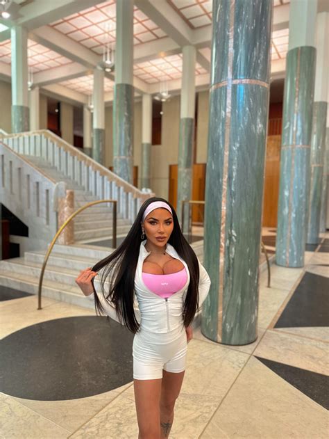 North Parramatta escorts and private escorting services - Scarlet Blue.