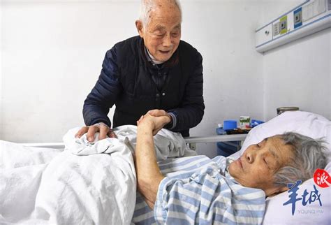 【武汉直击】八旬老人的爱情：从青梅竹马到病房相伴