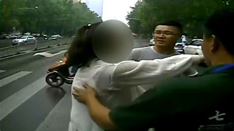 女子和男友吵架烧车泄愤最新素材