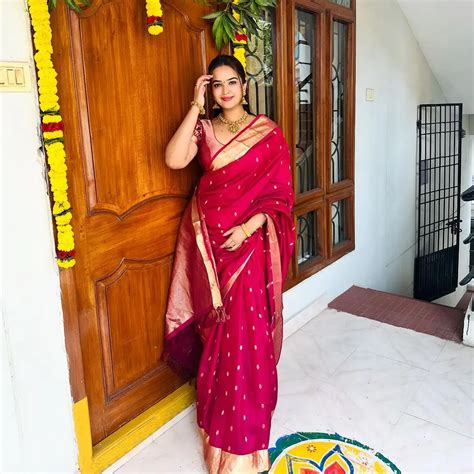 Pujiithaa Ponnada : పట్టుచీరలో పూజిత పొన్నాడ పరువాలు.. | Actress ...