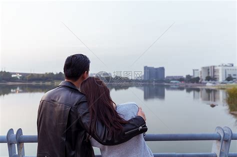 情侣在草坪上约会高清图片下载-正版图片303294576-摄图网