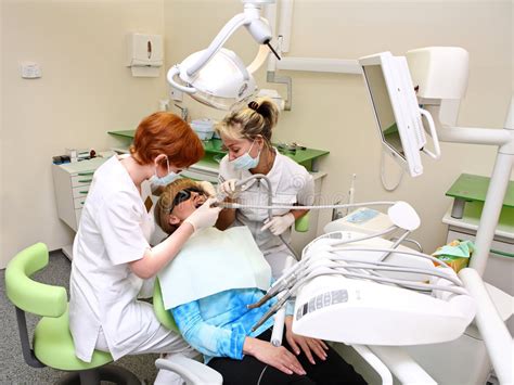 牙科医生工作 库存照片. 图片 包括有 假牙, 麻醉, 疾病, 设备, 健康, 协助, 医院, 牙科医生, 牙科 - 3397728