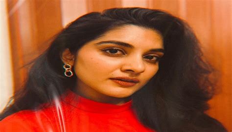 Nivetha Thomas paints the town red in turtleneck dress : రెడ్ డ్రెస్ లో ...