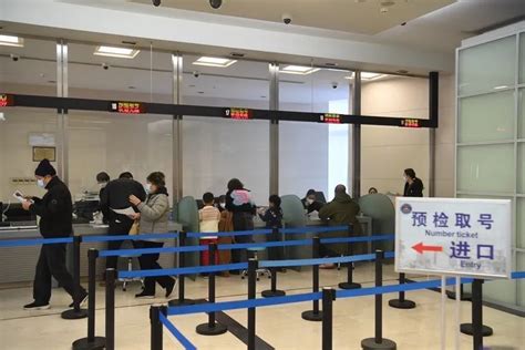 护照恢复办理，入境也不“隔”了！直击上海出入境管理部门恢复办证首日_腾讯新闻