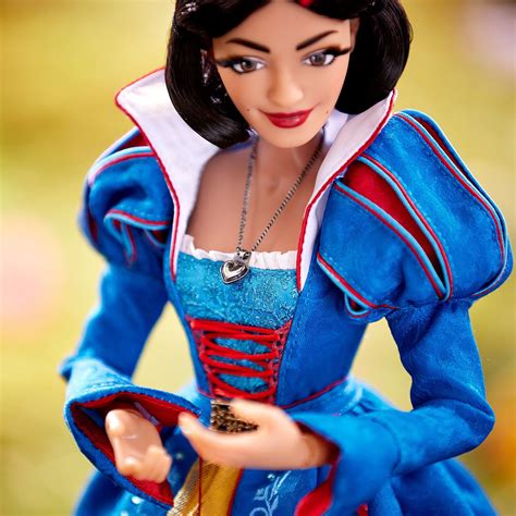 Disney Store 2025 Limited Edition Snow White and Evil Queen Live Action ...