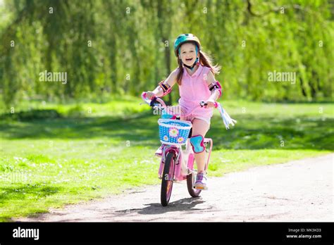 What age does a child learn on sale to ride a bike without training wheels